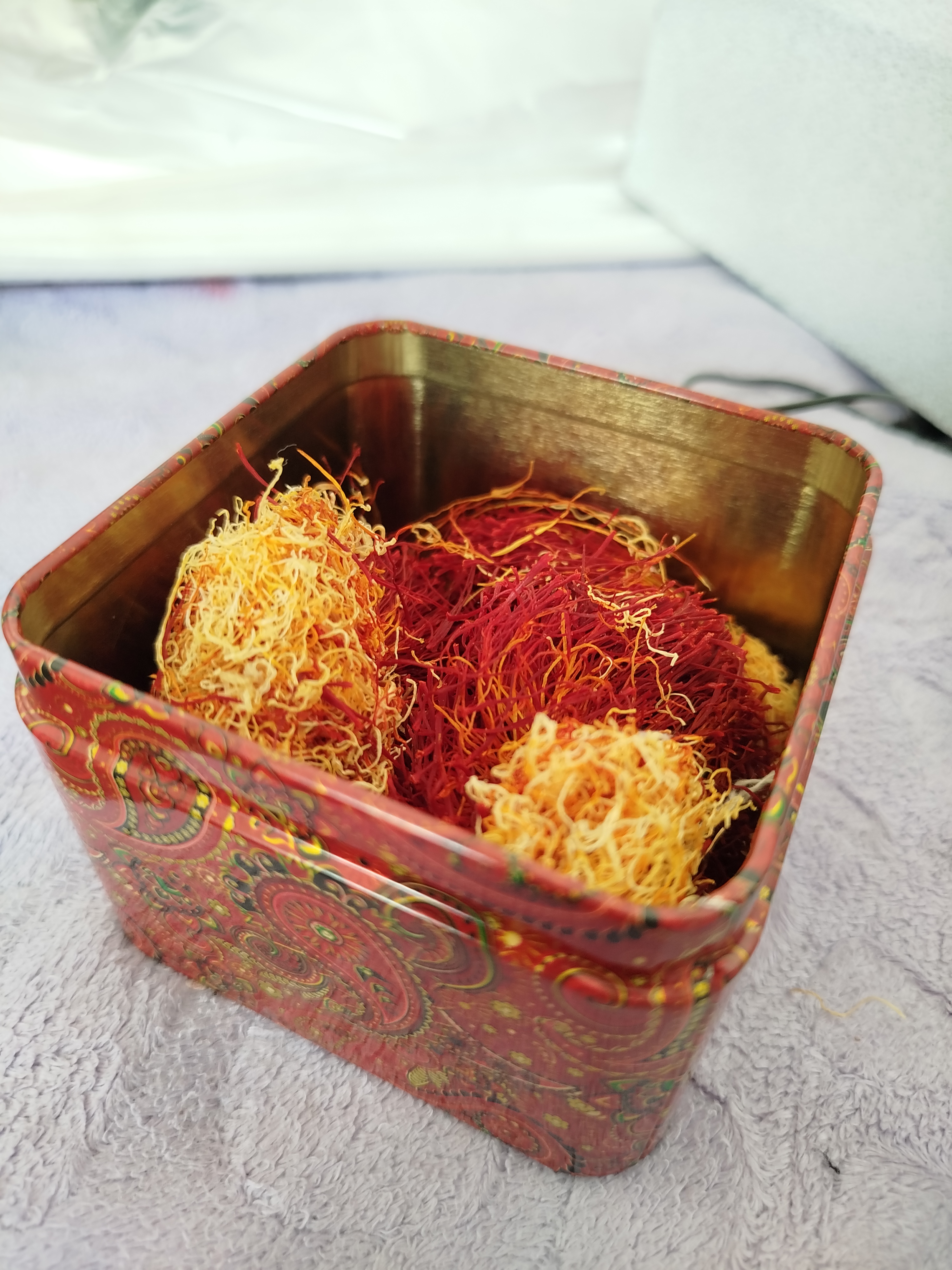 زعفران دسته ( زعفران دخترپیچ ) 1 مثقال ظرف خاتم